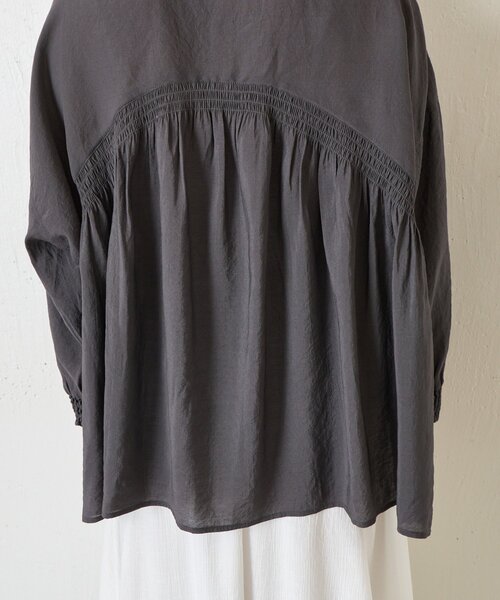 Jena espace merveilleux（ジェナ　エスパスメルヴェイユ）の「【WEB限定カラー/リバイバル】バックシャーリングシャツ（シャツ/ブラウス・レディース・チャコールグレー/パープル/グレー/オフホワイト/イエロー・FREE）」の13枚目の写真