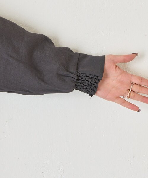 Jena espace merveilleux（ジェナ　エスパスメルヴェイユ）の「【WEB限定カラー/リバイバル】バックシャーリングシャツ（シャツ/ブラウス・レディース・チャコールグレー/パープル/グレー/オフホワイト/イエロー・FREE）」の14枚目の写真