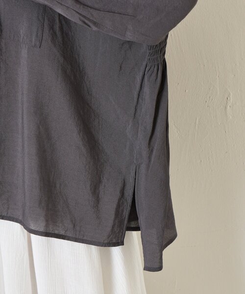 Jena espace merveilleux（ジェナ　エスパスメルヴェイユ）の「【WEB限定カラー/リバイバル】バックシャーリングシャツ（シャツ/ブラウス・レディース・チャコールグレー/パープル/グレー/オフホワイト/イエロー・FREE）」の16枚目の写真