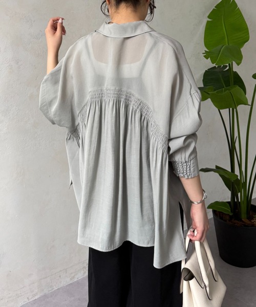 Jena espace merveilleux(ジェナ エスパスメルヴェイユ)の「【ドライタッチ/通気性◎】バックシャーリングシャツ(シャツ/ブラウス・レディース・チャコールグレー/パープル/グレー/オフホワイト/イエロー・FREE)」の1枚目の写真
