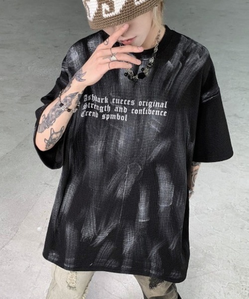 lilful(リルフル)の「【26年春夏新作】ペイントスプレー風レターリングプリントワッフルチェックTシャツ(Tシャツ/カットソー・メンズ・ブラック/ホワイト・M/L)」の1枚目の写真