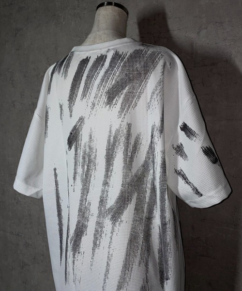 lilful(リルフル)の「【26年春夏新作】ペイントスプレー風レターリングプリントワッフルチェックTシャツ(Tシャツ/カットソー・メンズ・ブラック/ホワイト・M/L)」の16枚目の写真