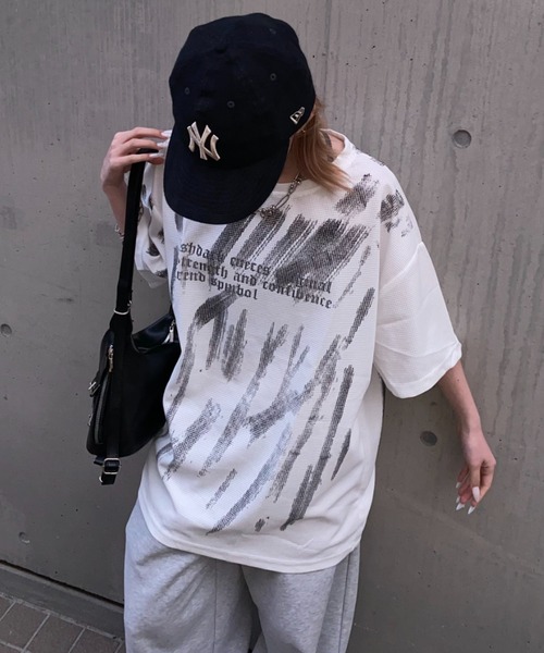 lilful(リルフル)の「【26年春夏新作】ペイントスプレー風レターリングプリントワッフルチェックTシャツ(Tシャツ/カットソー・メンズ・ブラック/ホワイト・M/L)」の3枚目の写真
