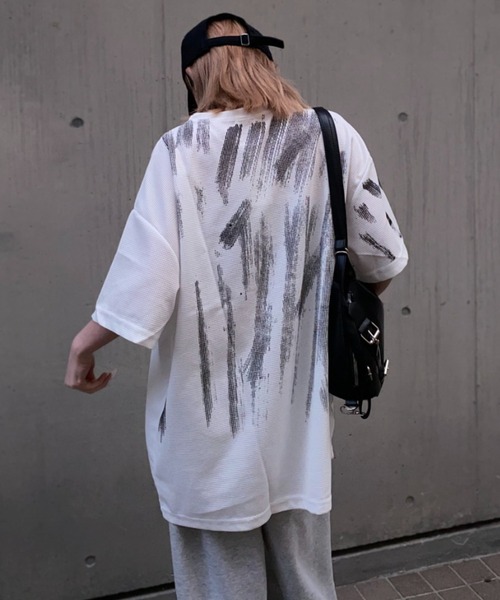 lilful(リルフル)の「【26年春夏新作】ペイントスプレー風レターリングプリントワッフルチェックTシャツ(Tシャツ/カットソー・メンズ・ブラック/ホワイト・M/L)」の4枚目の写真