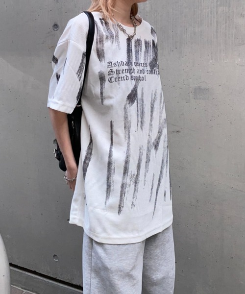 lilful(リルフル)の「【26年春夏新作】ペイントスプレー風レターリングプリントワッフルチェックTシャツ(Tシャツ/カットソー・メンズ・ブラック/ホワイト・M/L)」の5枚目の写真