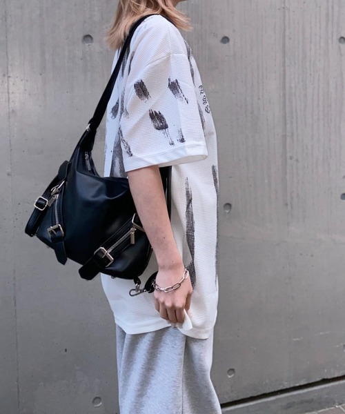 lilful(リルフル)の「【26年春夏新作】ペイントスプレー風レターリングプリントワッフルチェックTシャツ(Tシャツ/カットソー・メンズ・ブラック/ホワイト・M/L)」の6枚目の写真
