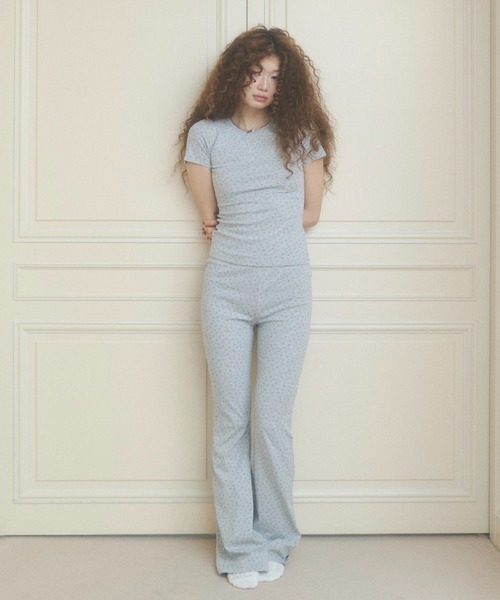 chernyy(チェルニー)の「floral flared leggings / 小花柄フレアレギンス(その他パンツ・レディース・グレー/アイボリー・SMALL/LARGE/MEDIUM)」の6枚目の写真