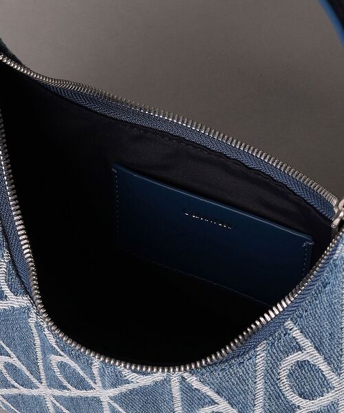 Calvin Klein（カルバン・クライン）の「クロスボディバッグ - エンブレムオールオーバーデニムショルダーバッグ（ボディバッグ/ウエストポーチ・レディース・ブルー・FREE）」の3枚目の写真