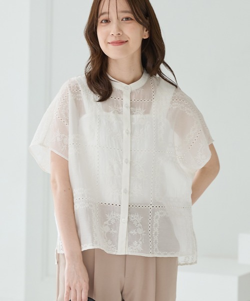 Honeys(ハニーズ)の「刺繍バンドカラーブラウス(シャツ/ブラウス・レディース・アイボリー/ブラック/ブルー・L/M/S)」の1枚目の写真