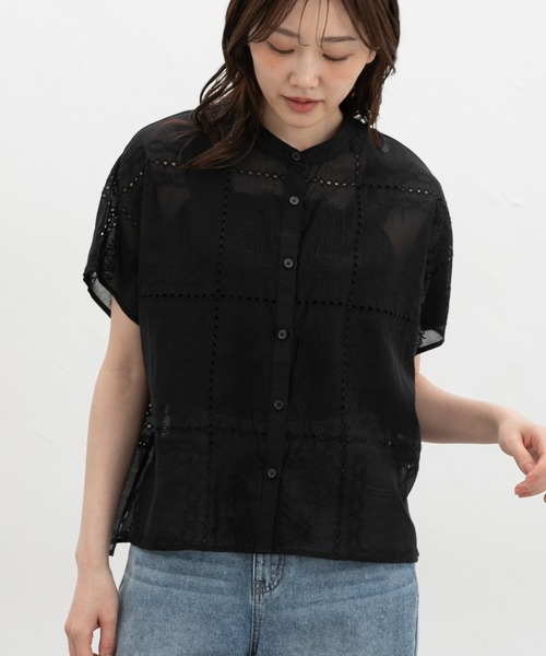 Honeys(ハニーズ)の「刺繍バンドカラーブラウス(シャツ/ブラウス・レディース・アイボリー/ブラック/ブルー・L/M/S)」の2枚目の写真