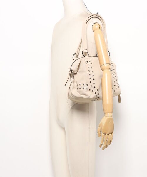 an meets zakka(アンミツザッカ)の「an meets zakka アンティークグリッター合成皮革ボールスタッズボストンバッグ(ボストンバッグ・レディース・ブラウン/キャメル/ベージュ/ブラック・ONESIZE)」の8枚目の写真