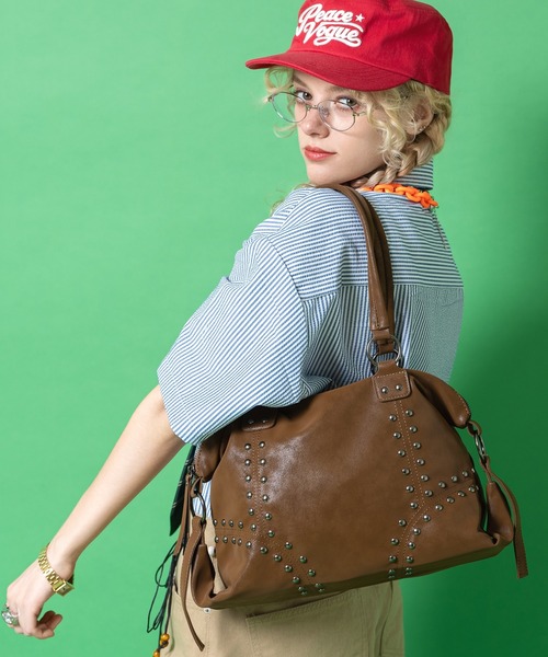 an meets zakka(アンミツザッカ)の「an meets zakka アンティークグリッター合成皮革ボールスタッズボストンバッグ(ボストンバッグ・レディース・ブラウン/キャメル/ベージュ/ブラック・ONESIZE)」の4枚目の写真