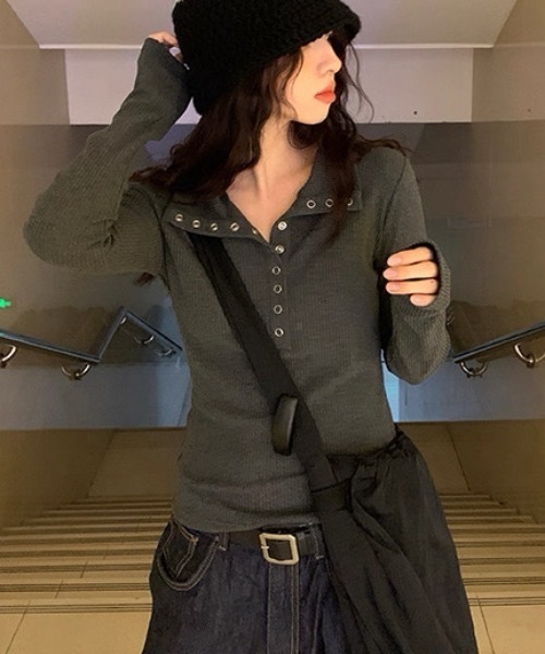 Alvia(アルビア)の「リブTシャツ レディース 長袖 無地 スナップボタン付き スリムフィット カジュアルトップス(Tシャツ/カットソー・レディース・アイボリー/ダークグレー・M)」の12枚目の写真