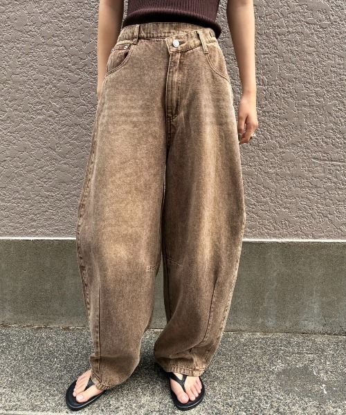 AIC.(エーアイシー)の「アシンメトリーバレルレッグパンツ(デニムパンツ・レディース・ブラック/オフホワイト/ブラウン・SMALL/MEDIUM)」の3枚目の写真