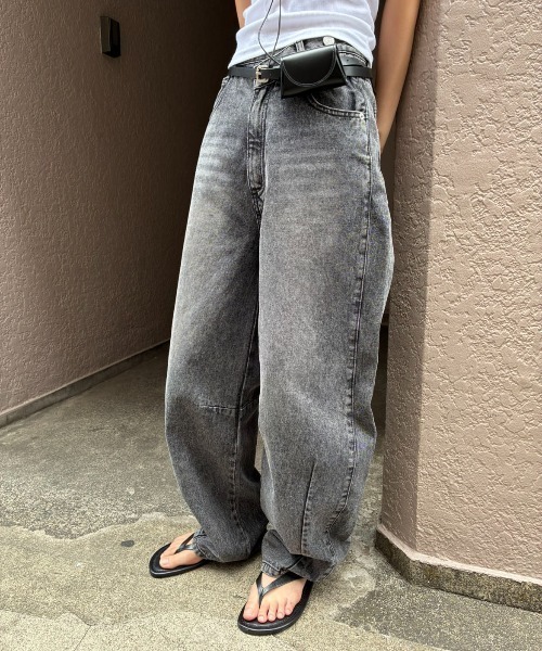 AIC.(エーアイシー)の「アシンメトリーバレルレッグパンツ(デニムパンツ・レディース・ブラック/オフホワイト/ブラウン・SMALL/MEDIUM)」の8枚目の写真