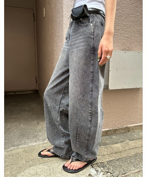 AIC.(エーアイシー)の「アシンメトリーバレルレッグパンツ(デニムパンツ・レディース・ブラック/オフホワイト/ブラウン・SMALL/MEDIUM)」の9枚目の写真