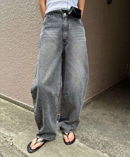 AIC.(エーアイシー)の「アシンメトリーバレルレッグパンツ(デニムパンツ・レディース・ブラック/オフホワイト/ブラウン・SMALL/MEDIUM)」の6枚目の写真