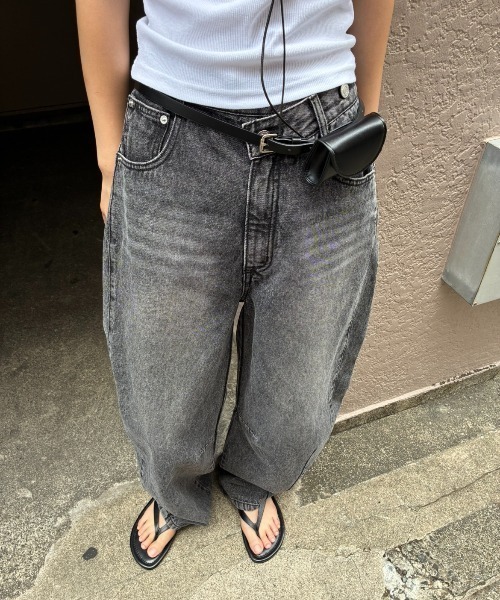 AIC.(エーアイシー)の「アシンメトリーバレルレッグパンツ(デニムパンツ・レディース・ブラック/オフホワイト/ブラウン・SMALL/MEDIUM)」の13枚目の写真
