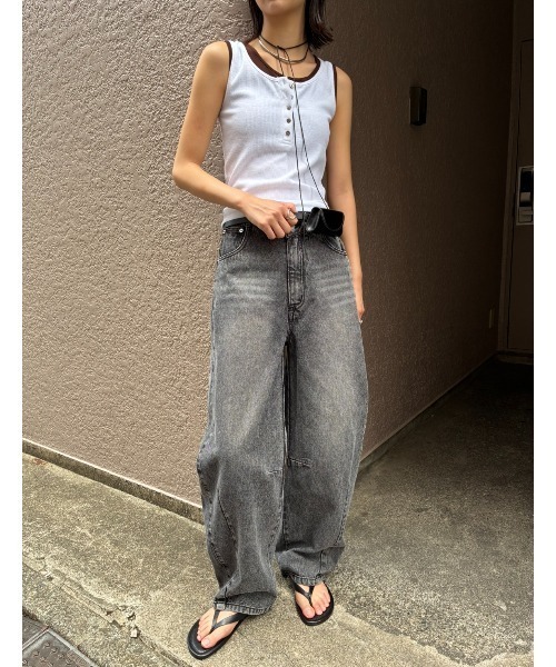 AIC.(エーアイシー)の「アシンメトリーバレルレッグパンツ(デニムパンツ・レディース・ブラック/オフホワイト/ブラウン・SMALL/MEDIUM)」の14枚目の写真