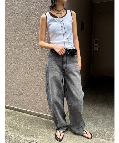 AIC.(エーアイシー)の「アシンメトリーバレルレッグパンツ(デニムパンツ・レディース・ブラック/オフホワイト/ブラウン・SMALL/MEDIUM)」の16枚目の写真
