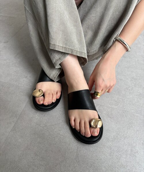 DouDou(ドゥドゥ)の「GOLDモチーフトングサンダル(サンダル・レディース・オフホワイト/ブラウン/ブラック・23.5cm/24.5cm)」の8枚目の写真