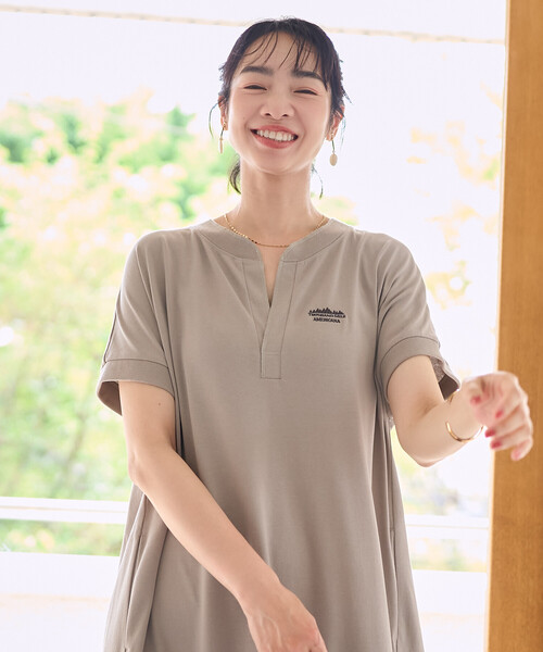 FREAK'S STORE（フリークスストア）の「Americana × THOUSAND MILE × FREAK'S STORE/アメリカーナ × サウザンドマイル 別注 スキッパーネック Tシャツワンピース/吸汗 速乾 抗菌防臭効果あり（ワンピース・レディース・グレー/チャコール・ﾌﾘ-）」の3枚目の写真