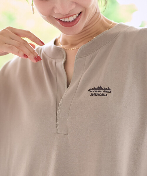 FREAK'S STORE（フリークスストア）の「Americana × THOUSAND MILE × FREAK'S STORE/アメリカーナ × サウザンドマイル 別注 スキッパーネック Tシャツワンピース/吸汗 速乾 抗菌防臭効果あり（ワンピース・レディース・グレー/チャコール・ﾌﾘ-）」の4枚目の写真