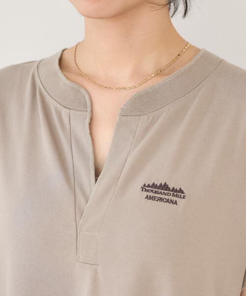 FREAK'S STORE（フリークスストア）の「Americana × THOUSAND MILE × FREAK'S STORE/アメリカーナ × サウザンドマイル 別注 スキッパーネック Tシャツワンピース/吸汗 速乾 抗菌防臭効果あり（ワンピース・レディース・グレー/チャコール・ﾌﾘ-）」の16枚目の写真