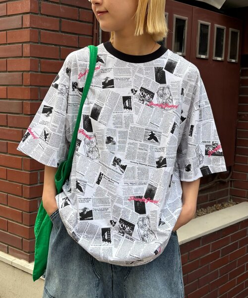 SOUNDSGOOOOD（サウンズグッド）の「【SOUNDS GOOOOD】ニュースペーパーTEE（Tシャツ/カットソー・メンズ・レッド/ホワイト・ONE SIZE）」の2枚目の写真