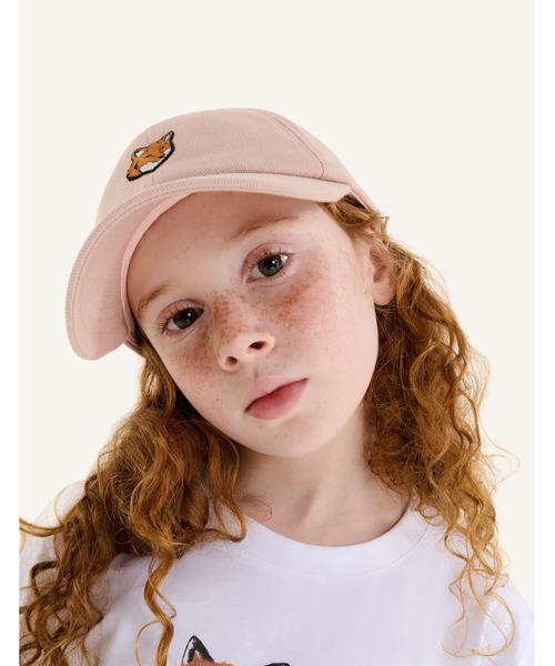 Maison Kitsune（メゾンキツネ）の「FOX HEAD KID 6P CAP（キャップ・キッズ・ベビーピンク/ライトグレー・55/53）」の3枚目の写真