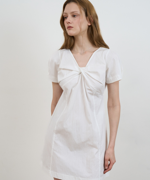 DEHEVE（デヘヴェ）の「Twist Flare Mini Dress [Ivory]（ワンピース・レディース・アイボリー・SMALL/MEDIUM）」の3枚目の写真
