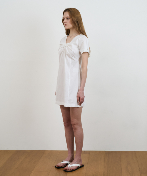 DEHEVE（デヘヴェ）の「Twist Flare Mini Dress [Ivory]（ワンピース・レディース・アイボリー・SMALL/MEDIUM）」の4枚目の写真