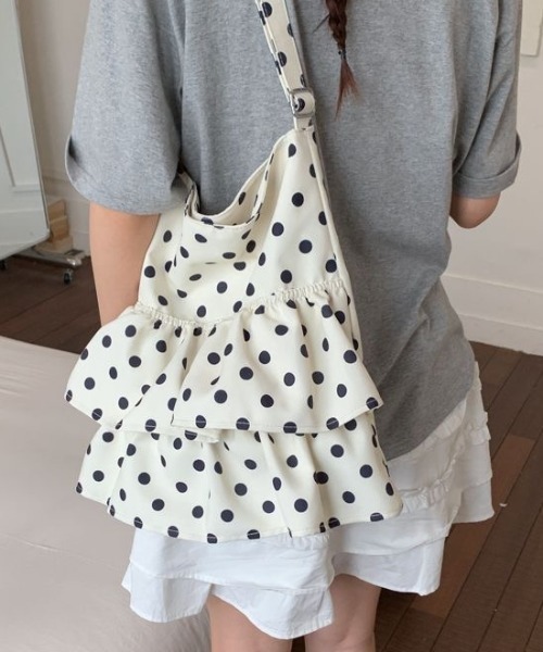 Sibra(シブラ)の「ドット柄フリルショルダーバッグ / ティアードフリルバッグ(ショルダーバッグ・レディース・グリーン/ブルー/ブラック/アイボリー・F)」の7枚目の写真