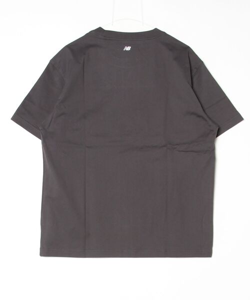 NEW BALANCE（ニューバランス）の「NB GREY グラフィックロゴショートスリーブTシャツ（Tシャツ/カットソー・メンズ・ホワイト/チャコールグレー・SMALL/MEDIUM/LARGE/X-LARGE/XX-LARGE）」の11枚目の写真