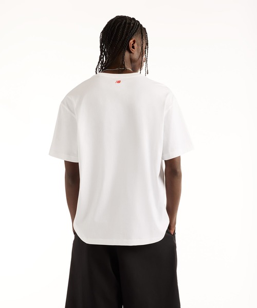 NEW BALANCE（ニューバランス）の「NB GREY グラフィックロゴショートスリーブTシャツ（Tシャツ/カットソー・メンズ・ホワイト/チャコールグレー・SMALL/MEDIUM/LARGE/X-LARGE/XX-LARGE）」の3枚目の写真