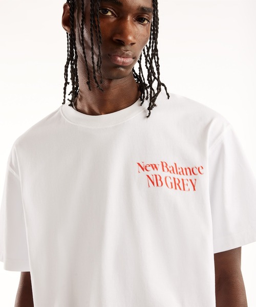 NEW BALANCE（ニューバランス）の「NB GREY グラフィックロゴショートスリーブTシャツ（Tシャツ/カットソー・メンズ・ホワイト/チャコールグレー・SMALL/MEDIUM/LARGE/X-LARGE/XX-LARGE）」の4枚目の写真