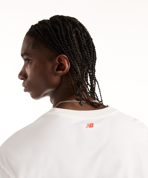 NEW BALANCE（ニューバランス）の「NB GREY グラフィックロゴショートスリーブTシャツ（Tシャツ/カットソー・メンズ・ホワイト/チャコールグレー・SMALL/MEDIUM/LARGE/X-LARGE/XX-LARGE）」の5枚目の写真