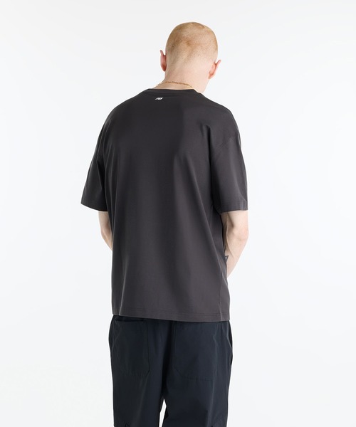 NEW BALANCE（ニューバランス）の「NB GREY グラフィックロゴショートスリーブTシャツ（Tシャツ/カットソー・メンズ・ホワイト/チャコールグレー・SMALL/MEDIUM/LARGE/X-LARGE/XX-LARGE）」の7枚目の写真