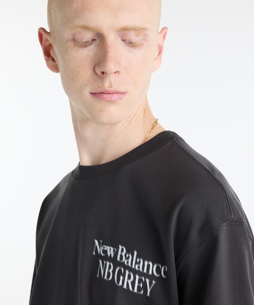 NEW BALANCE（ニューバランス）の「NB GREY グラフィックロゴショートスリーブTシャツ（Tシャツ/カットソー・メンズ・ホワイト/チャコールグレー・SMALL/MEDIUM/LARGE/X-LARGE/XX-LARGE）」の8枚目の写真