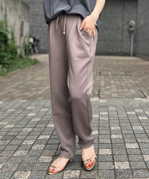 DESIGNWORKS（デザインワークス）の「【一部店舗限定】【追加】アクアジャージテーパードパンツ（その他パンツ・レディース・ブラック/アイボリー/グレイッシュベージュ・38/36）」の4枚目の写真