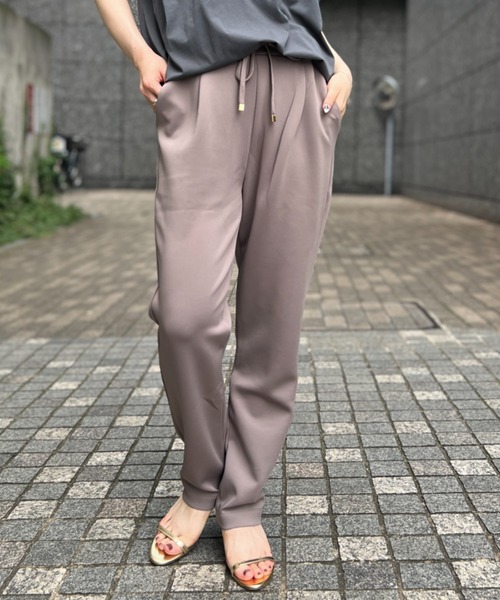 DESIGNWORKS（デザインワークス）の「【一部店舗限定】【追加】アクアジャージテーパードパンツ（その他パンツ・レディース・ブラック/アイボリー/グレイッシュベージュ・38/36）」の6枚目の写真