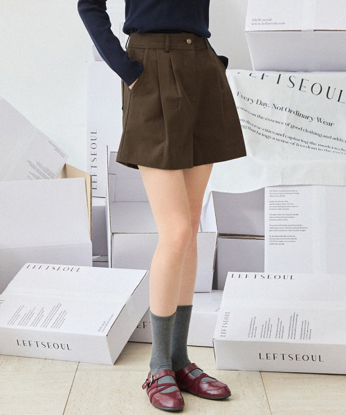 LEFTSEOUL（レフトソウル）の「コットンツーピンタックショーツ [ダークブラウン]（その他パンツ・レディース・ダークブラウン・SMALL/MEDIUM）」の2枚目の写真