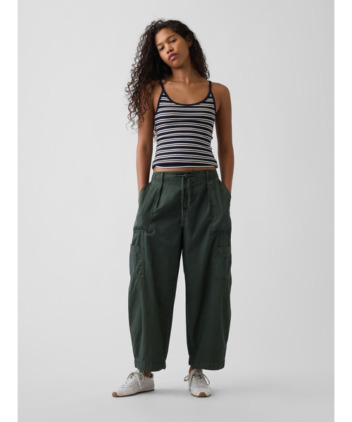 GAP(ギャップ)の「ミッドライズ バギーバレル パラシュートパンツ(その他パンツ・レディース・ブラック/ブラウン/その他・S/XS/M/L/XXS)」の1枚目の写真