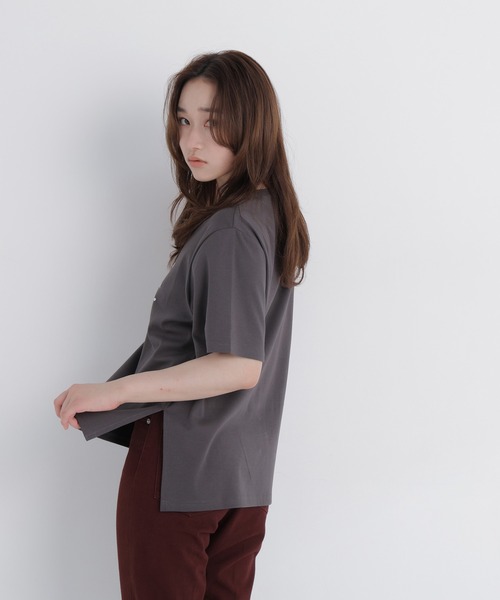 NATURAL BEAUTY BASIC(ナチュラルビューティーベーシック)の「ボクシーロゴTシャツ(Tシャツ/カットソー・レディース・チャコールグレー/オフホワイト・FREE)」の21枚目の写真