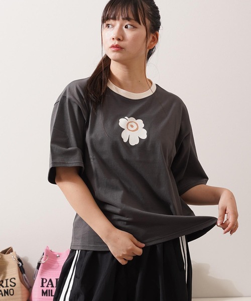 1111clothing(ワンフォークロージング)の「リンガーネック フラワーTシャツ / Ringer Neck Flower T-shirt(Tシャツ/カットソー・レディース・チャコールグレー/レッド・FREE)」の2枚目の写真