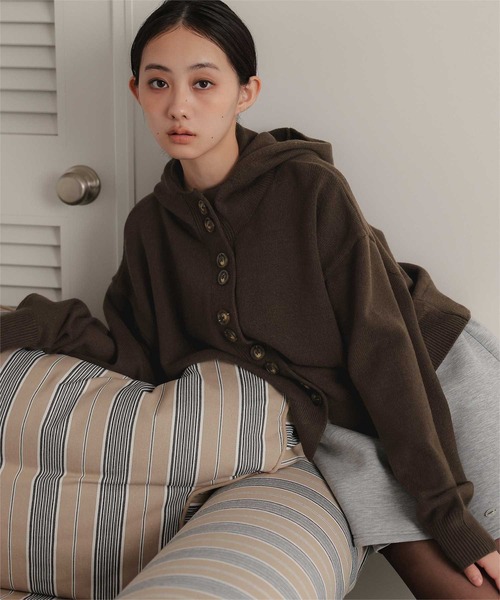miette（ミエット）の「スタンドフードニットプルオーバー（ニット/セーター・レディース・ライトグレー/ブラウン/ブラック・FREE）」の3枚目の写真
