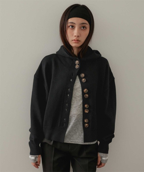 miette（ミエット）の「スタンドフードニットプルオーバー（ニット/セーター・レディース・ライトグレー/ブラウン/ブラック・FREE）」の2枚目の写真