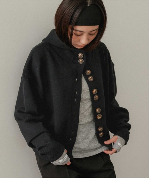 miette（ミエット）の「スタンドフードニットプルオーバー（ニット/セーター・レディース・ライトグレー/ブラウン/ブラック・FREE）」の4枚目の写真