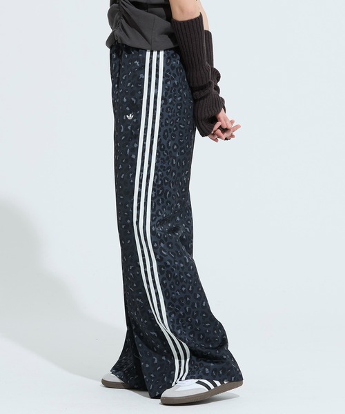 adidas(アディダス)の「adidas Originalsワイドレッグ・サテン・パンツ / アディダスオリジナルス adidas Originals(その他パンツ・レディース・グレー・SMALL/X-SMALL/X-LARGE/XX-LARGE/LARGE/MEDIUM)」の2枚目の写真
