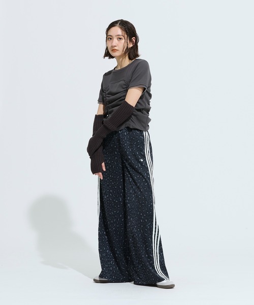 adidas(アディダス)の「adidas Originalsワイドレッグ・サテン・パンツ / アディダスオリジナルス adidas Originals(その他パンツ・レディース・グレー・SMALL/X-SMALL/X-LARGE/XX-LARGE/LARGE/MEDIUM)」の3枚目の写真